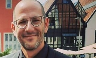 Der aufmerksame Zeuge Ralf Berning entdeckte die brennende Mülltonne auf der Detmolder Straße. - NW