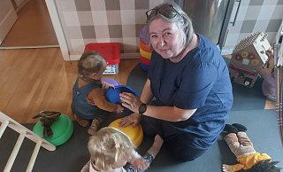 Mittags wird geschlafen, danach wird weiter gespielt: Andrea Krull (54) bietet in Bühne eine Kindertagespflege an. - Dieter Scholz