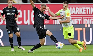 Sebastian Klaas (vorne l.), hier im Duell gegen FCK-Akteur Tobias Raschl, absolvierte ein starkes Startelfdebüt, hatte allerdings Pech im Abschluss. - Imago Images