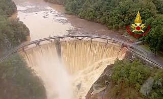 Das Standbild aus einem Video der italienischen Feuerwehr zeigt den Fluss Valla. - Vigili del Fuoco/dpa