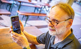 Auf seinem Handy kann Fred Gehring live beobachten, was in der Nisthilfe unter seinem Dachgiebel passiert. - Mike-Dennis Müller
