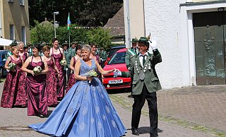 Beim großen Fest des Heimatschutzvereins Himmighausen stand das Königspaar Margit und Peter Süper im Mittelpunkt - Fynn Müller