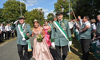 Viele Gastvereine und Ehrengäste begleiten den großen Festmarsch. - Karin Prignitz