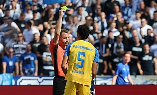 Der SC Paderborn hat in dieser Zweitliga-Saison bereits neun Gelbe Karten kassiert – die bislang letzte zeigte Schiedsrichter Florian Lechner Santiago Castañeda. - picture alliance / BEAUTIFUL SPORTS Der SC Paderborn hat in dieser Zweitliga-Saison bereits neun Gelbe Karten kassiert – die bislang letzte zeigte Schiedsrichter Florian Lechner Santiago Castañeda. - picture alliance / BEAUTIFUL SPORTS