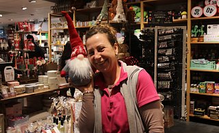 Filialleiterin Claudia Heider (51) zeigt den Last-Minute-Artikel, der bei Nanu-Nana ein Kassenschlager ist: Der norwegische Wichtel. - Claus Frickemeier