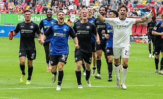 Die SCP-Spieler (v. l.) Marcel Hoffmeier, David Kinsombi, Florent Muslija, Mattes Hansen, Filip Bilbija, Adriano Grimaldi, Niclas Nadj und Jannik Huth laufen nach dem Schlusspfiff jubelnd Richtung Paderborner Fankurve. - Imago Images