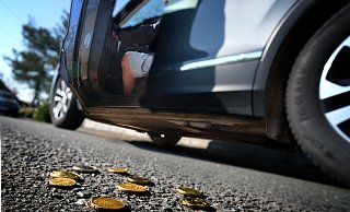 Die Betrüger hatten den Gütersloh zunächst auf Geld neben seinem Auto aufmerksam gemacht - wenig später fehlt eine Aktentasche. - Andreas Frücht
