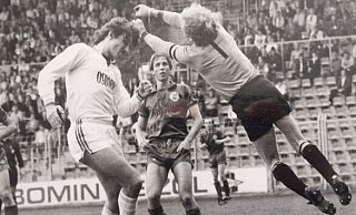 Flugeinlage: BSV-Torhüter Rolf Bockermann rettet vor einem Angreifer des VfL Bochum. Peter Kitzmann (Mitte) beobachtet die Szene aus dem DFB-Pokalspiel im Bochumer Ruhrstadion. - privat