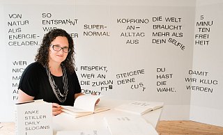 Anke Stiller beschäftigt sich kontinuierlich mit Werbebotschaften. Die verarbeitet sie zu Künstlerbüchern und Ausstellungen wie der im Kiosk24. - Ralf Bittner