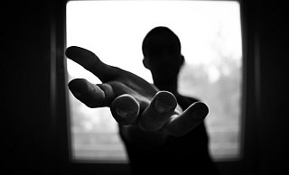 Die Angeklagten sollen sich Opfer gefügig gemacht und vermeintliche Hilfe angeboten haben. - Symbolbild: Pixabay