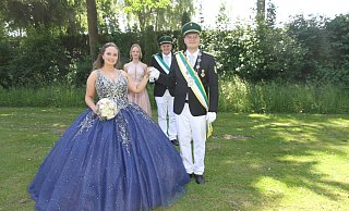 Das Königspaar Anna-Lena Staba und Julian Bartels begeisterte beim Umzug in Weiberg. - Johannes Büttner