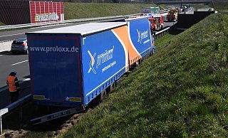 Der rechte Fahrstreifen der A33 in Richtung Brilon blieb für mehrere Stunden gesperrt. - Andreas Eickhoff