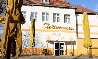 Die Sonnenschirme sind eingeklappt, die Außensaison an den Sielterrassen ist beendet. Wie es mit dem geschichtsträchtigen Ausflugslokal weitergeht, ist derzeit offen: Die Immobilie soll verkauft werden. - Jörg Stuke