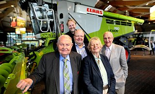 Ehrengast: Helmut Claas (v.l), Patrick Claas, Volker Claas, sowie Reinhold Claas stellen „Edelfan“ Susan Morgan den aktuell modernsten Lexion vor. - Andreas Fruecht