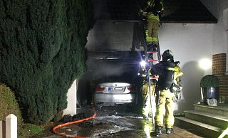 Die Paderborner Feuerwehr bei den Löscharbeiten. - Feuerwehr Paderborn