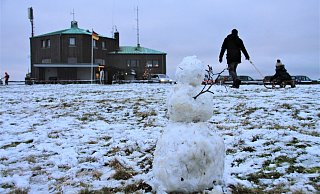 Besucher ziehen den Schlitten durch den Schneematsch. Doch am Sonntag sollte mehr Schnee fallen - auch in anderen Hochlagen. Gegen Mittag fielen auch Flocken in Höxter. - David Schellenberg