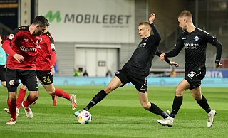 Die SCP-Akteure Filip Bilbija und Sebastian Klaas (r.), hier in der vergangenen Saison beim Gastspiel in Wiesbaden, drohen am Freitag gegen Hannover auszufallen. - dpa