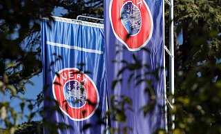 Die UEFA hält weiter an ihren EM-Plänen fest. - Foto: Soeren Stache/dpa