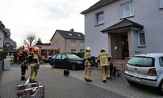 Einsatzkräfte der Paderborner Feuerwehr belüften die Küche der Erdgeschosswohnung in der Klöcknerstraße. - Ralph Meyer