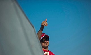 Daumen hoch für den Kampf um den WM-Titel von 2008: Felipe Massa. (Archivbild) - picture alliance / dpa