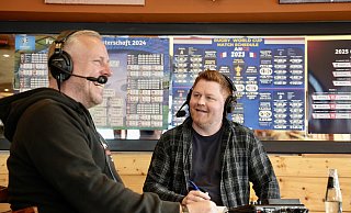 Georg Heeren (l.), Vorsitzende des SV Häger, bei der Aufzeichnung von "Let's meet – der Kneipenpodcast". Gastgeber Max Meis spricht mit ihm im südafrikanischen Restaurant "Howzit". - Peter Unger