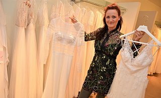 Petra Starp zeigt eine kleine Auswahl von Hochzeitskleidern. Während die Türen geschlossen bleiben mussten, sind die Abteilungen auf der großen Ladenfläche neu strukturiert worden. - Karin Prignitz