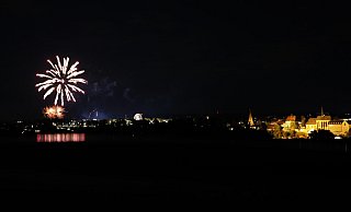 Das Abschlussfeuerwerk über der Stadtansicht von Warburg: Die berühmte Südansicht war dafür am Sonntagabend angestrahlt und das Licht am Riesenrad für einige Minuten ausgestellt worden. - Simone Flörke