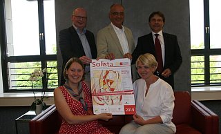 Christina Teske (vorne, v. l.) und Judith Steinhauer sowie Heinz-Hermann Grube (hinten, v. l.), Joachim Timmermann und Jürgen Vieker freuen sich auf "Solista" im September. - Judith Gladow