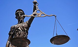 Der Angeklagte zeigte sich weitgehend geständig. - Verwendung weltweit ! Keine Weitergabe an Wiederverkäufer.