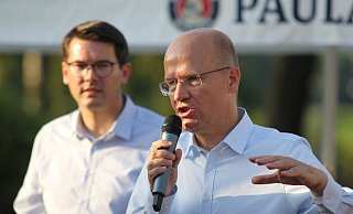 CDU-Fraktionsvorsitzender Ralph Brinkhaus spricht an der Weserhütte. Im Hintergrund: Bundestagskandidat Joachim Ebmeyer, sein stellvertretender Büroleiter. - Ulf Hanke