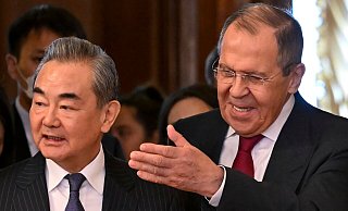 Russlands Außenminister Sergej Lawrow empfing am Mittwoch Wang Yi, den leitenden Außenpolitiker von China. - Alexander Nemenov/Pool AFP/AP/dpa