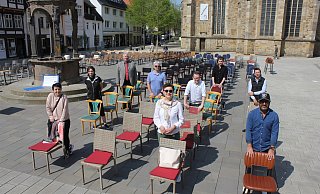 Die Herforder Gastwirte haben rund 200 Stühle auf den Neuen Markt gekarrt, um auf ihre bedrohten Existenzen aufmerksam zu machen. - Eike J. Horstmann