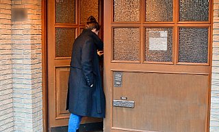 Elke D. kehrt nach Oerlinghausen zurück. Zehn Monate ist sie nicht mehr dort gewesen. - Gunter Held Elke D. kehrt nach Oerlinghausen zurück. Zehn Monate ist sie nicht mehr dort gewesen. - Gunter Held