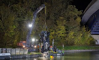 In diesem aus dem Mittellandkanal geborgenen Autowrack fanden Ermittler Einbruchswerkszeug. (Archivbild) - Stefan Sobotta/dpa