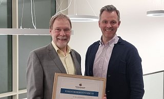 Eine Urkunde muss sein: Der neue Ehrenobermeister Alfred Gemmeke (l.) und der neue Obermeister Bernd Plückebaum. - Kreishandwerkerschaft