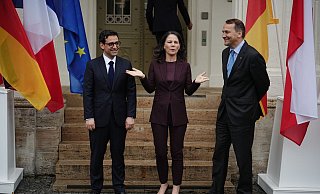 Wollen gegen Desinformation vorgehen: Deutschland Außenministerin Annalena Baerbock mit ihrem französischen Amtskollegen Stéphane Séjourné (l) und Rados?aw Sikorski aus Polen. - Kay Nietfeld/dpa