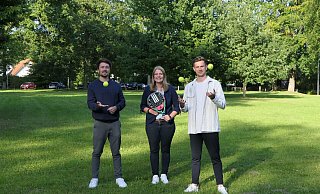Spielen sich schon mal die Bälle zu: Die Padel-Freunde Raoul Büscher (v. l.), Julia Knake und Jonas Müller. - Yvonne Gottschlich