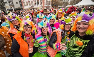 Eine Gruppe Frauen in Fantasiekostümen feiert ausgelassen in Mainz. - Andreas Arnold/dpa