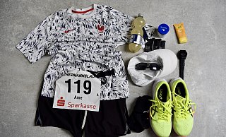 Eine gute Vorbereitung hilft: Schuhe, Kleidung, Kleiderbeutel, Startnummer, Transponder-Chip, Laufuhr mit vollem Akku und Verpflegung sollten am Vorabend bereitliegen. - Arne Bensiek
