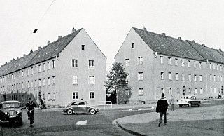 1951 bezogen: Die neu gebauten Mehrfamilienhäuser an der Ecke Wiesestraße/Johannisstraße. - Stadt Herford / Sammlung Jach