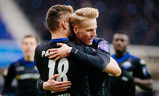 Chris Führich (vorne r.) jubelt über seinen 2:0-Treffer gegen St. Pauli und bedankt sich beim Vorlagengeber Dennis Srbeny. - Besim Mazhiqi