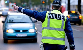Betrunken am Steuer? Das kann nicht nur teuer werden, sondern auch zu einer Medizinisch-Psychologischen Untersuchungen führen. In OWL befassen sich Ermittler mit einem Netzwerk, das Kunden darauf vorbereitet hat – aber mit betrügerischen Absichten gehandelt haben soll. - picture alliance/dpa/dpa-Zentralbild
