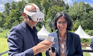 Vor Ort können Besucherinnen und Besucher in virtuelle Welten tauchen, so wie Jürgen Kisters (l.) und Suzana Alpsancar (r.) demonstrieren. - Verena Freiberg