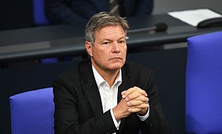 Manche Grüne fragen sich, ob eine Kanzlerkandidatur angesichts von Umfragewerten um die zehn Prozent überhaupt realistisch ist. Bundeswirtschaftsminister Robert Habeck sagt, das solle auf dem Bundesparteitag Mitte November geklärt werden. - Anna Ross/dpa