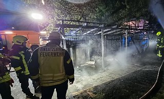 Nach den Löscharbeiten ermittelt jetzt die Polizei. - Feuerwehr Herford