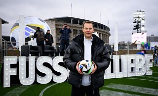 DFB-Keeper Manuel Neuer präsentiert den EM-Ball. - Bernd von Jutrczenka/dpa