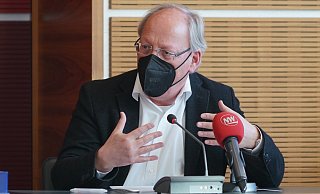 Oberbürgermeister Pit Clausen bei einer Pressekonferenz. - Peter Unger