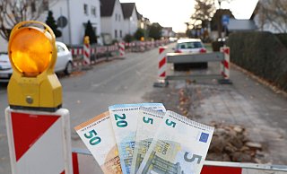 Wenn eine Straße saniert wird, dann kommen auf die Anwohner häufig zusätzliche Kosten zu. - (Themenbild) Holger Kosbab