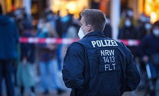 Ein Polizist steht vor der Bielefelder Demo, die sich gegen die aktuellen Corona-Maßnahmen wendet. - Symbolfoto: Sarah Jonek