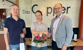 Bürgermeister Christian Carl (r.) wünscht Sarah und Matthias Lenz einen guten Start in Bad Wünnenberg. - Stadt Bad Wünnenberg